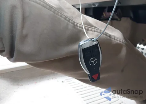 2015 Mercedes-Benz E 350 z USA, uszkodzony, nr VIN WDDHF5KB5FB085188